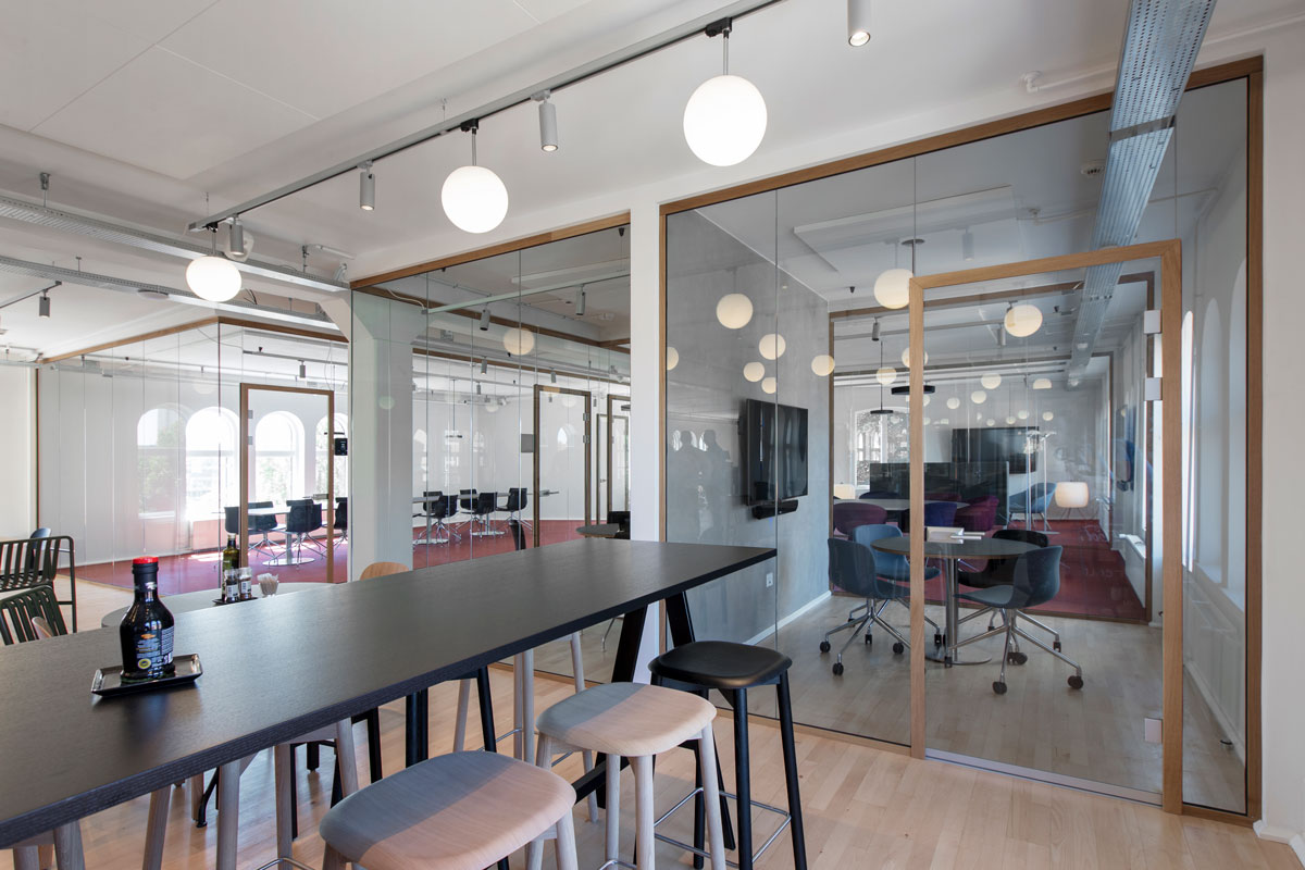 Deko FG Nature – Fully glazed partition with slim wooden profiles