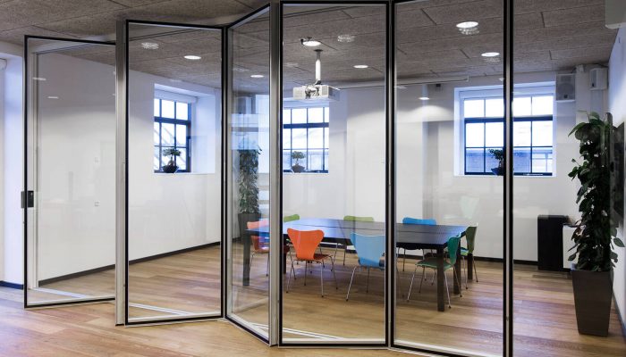 Deko FV2 Glass – Glazed folding partition with a high level of sound reduction